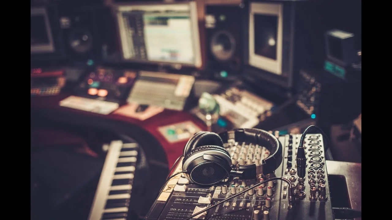 Audio production lesson in studio